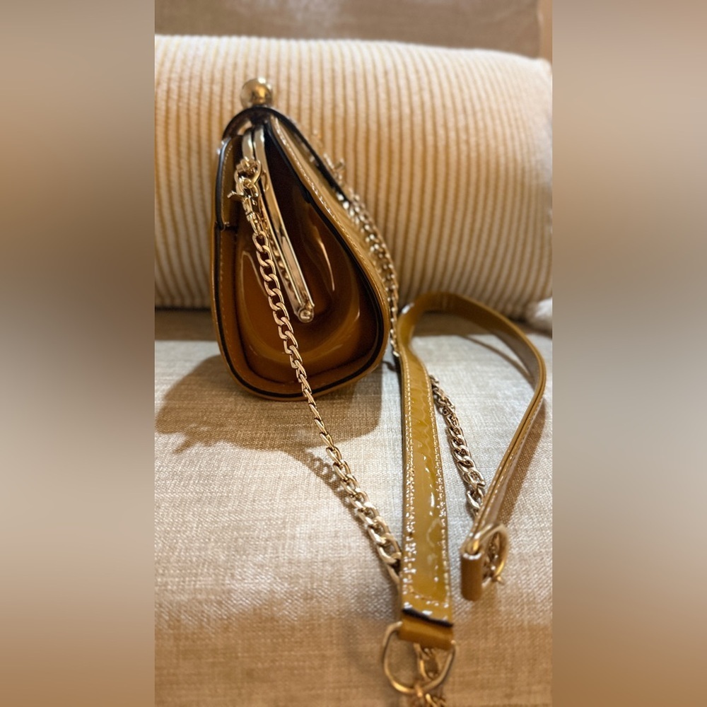✨ Retro Mustard Patent Half-Moon Crossbody Bag - Vintage Vibe! ✨ - Picture 3 of 8